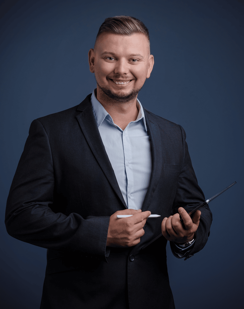 Tamás Tablettel a kezében